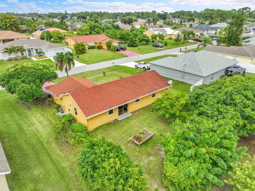 Welcome to your new home a beautifully maintained 3 bedroom, 2 - photo 32
