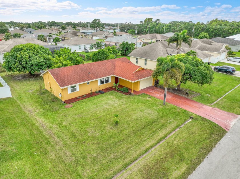 Welcome to your new home a beautifully maintained 3 bedroom, 2 - photo 35