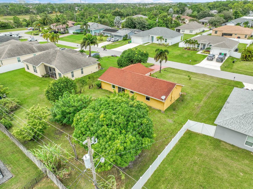 Welcome to your new home a beautifully maintained 3 bedroom, 2 - photo 40