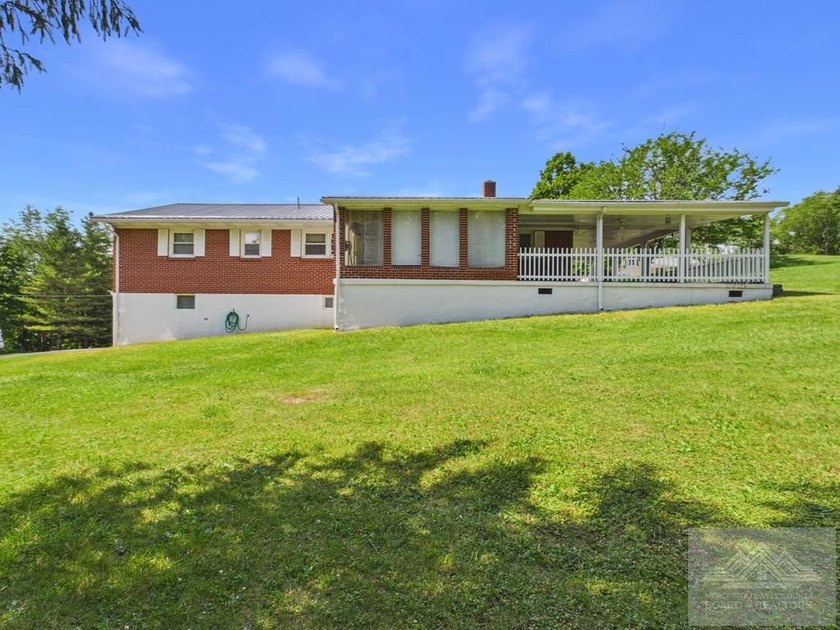 Welcome to this spacious and well maintained brick ranch home - photo 3
