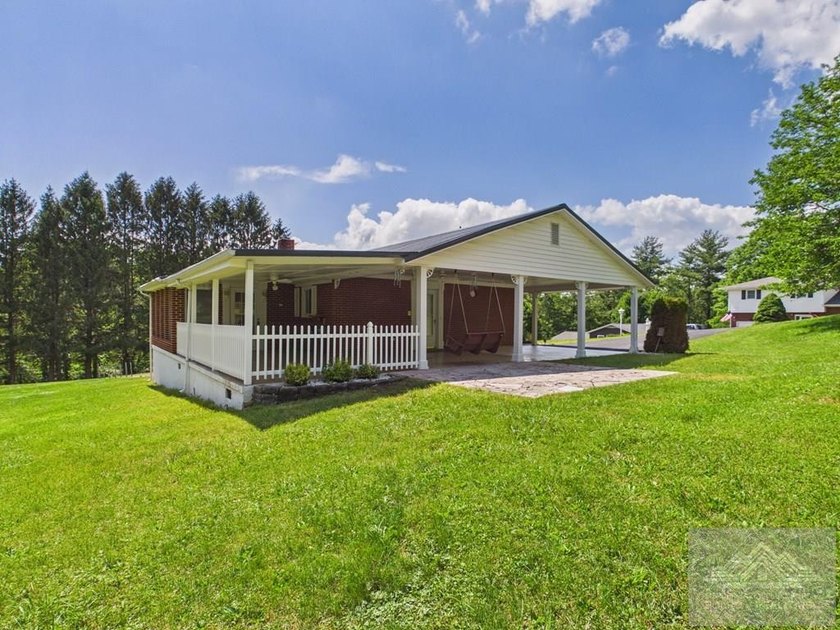 Welcome to this spacious and well maintained brick ranch home - photo 6