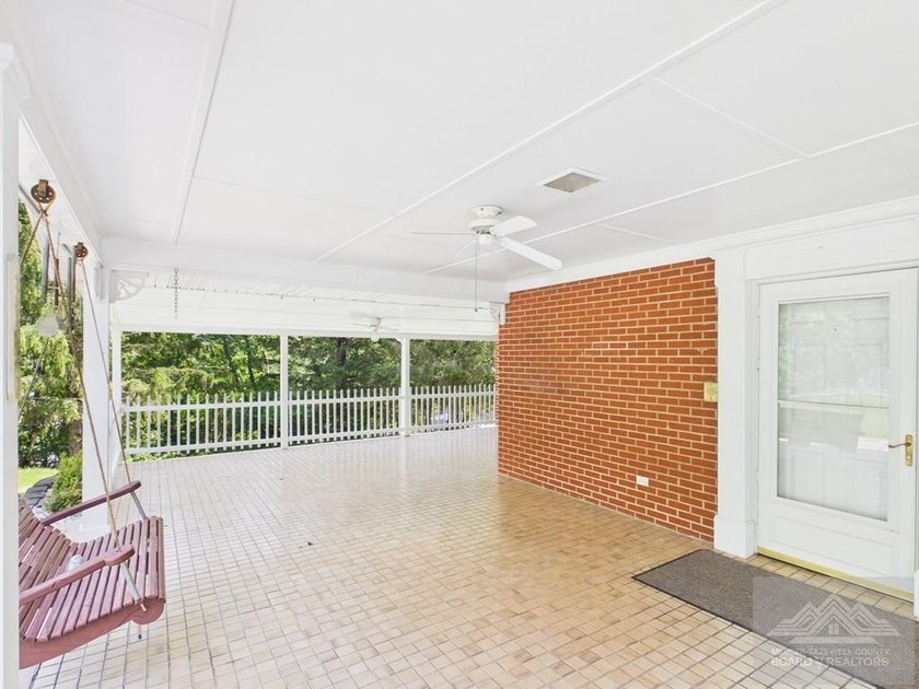 Welcome to this spacious and well maintained brick ranch home - photo 7
