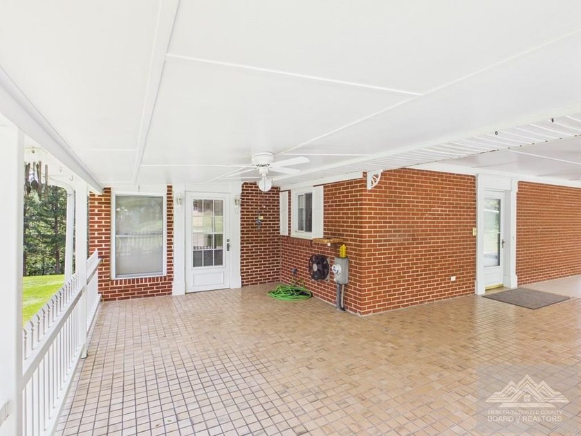 Welcome to this spacious and well maintained brick ranch home - photo 8