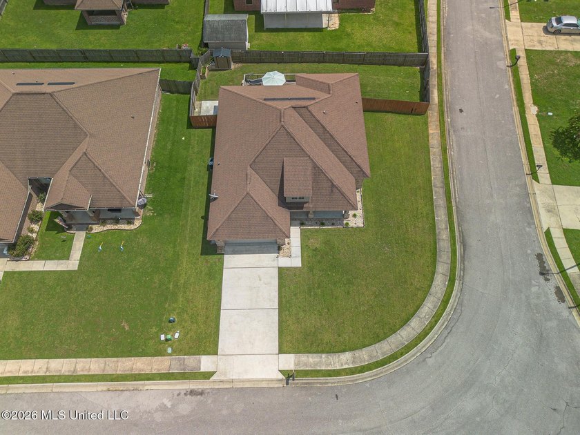 If you're looking for a move in ready, well kept home, in a - photo 5