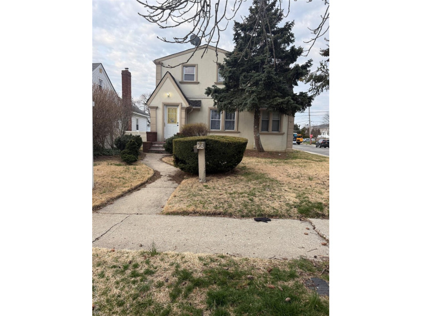 Welcome to this spacious 5-Bedroom , 2-Bath Bath Colonial - photo 3