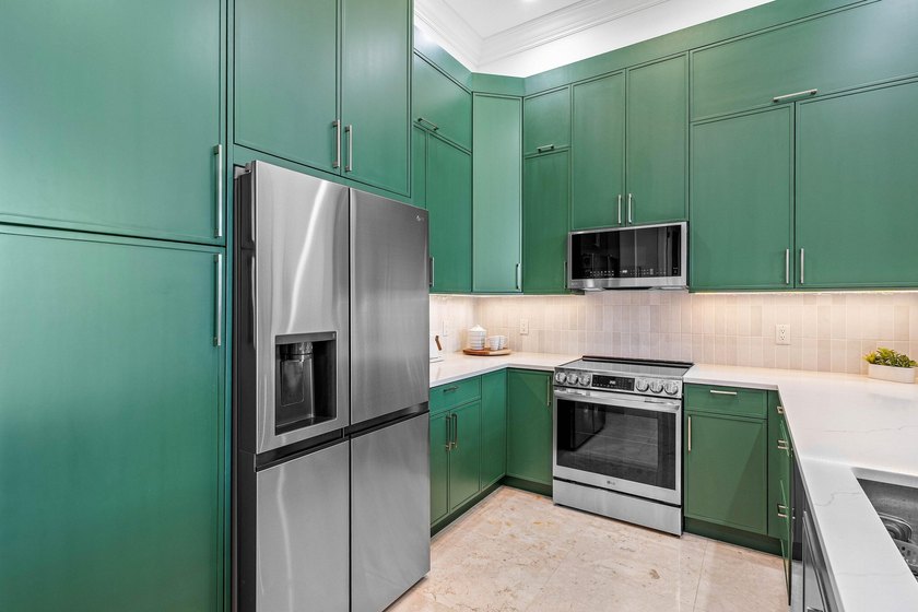 Fully upgraded 2 bed 2 bath plus a den! This stunning 5th-floor - photo 11