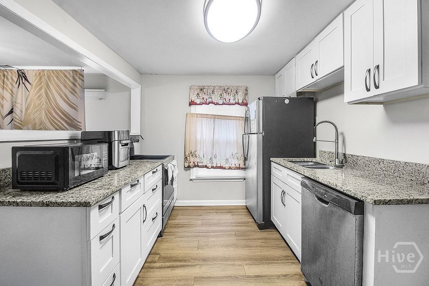 Investor opportunity with built-in income! This tenant-occupied - photo 12