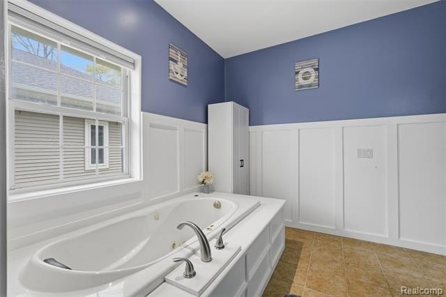 Luxury lakefront living! This one-of-a-kind waterfront home - photo 16