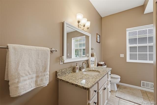 Luxury lakefront living! This one-of-a-kind waterfront home - photo 17