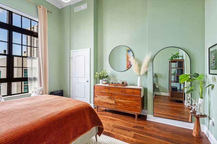 Fully upgraded 2 bed 2 bath plus a den! This stunning 5th-floor - photo 18