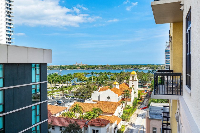 Fully upgraded 2 bed 2 bath plus a den! This stunning 5th-floor - photo 26