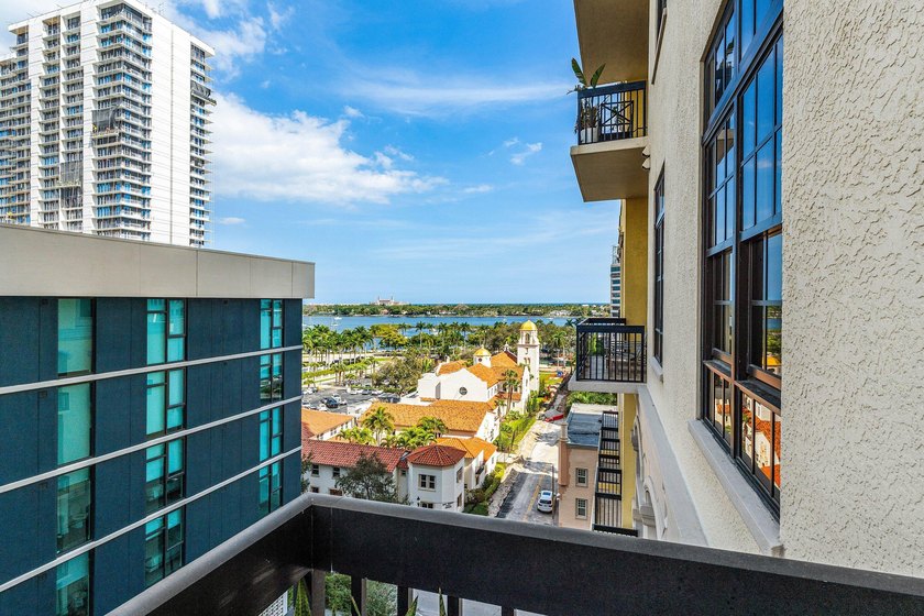 Fully upgraded 2 bed 2 bath plus a den! This stunning 5th-floor - photo 27