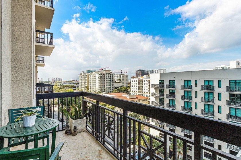 Fully upgraded 2 bed 2 bath plus a den! This stunning 5th-floor - photo 28