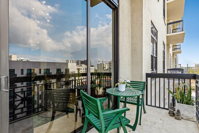 Fully upgraded 2 bed 2 bath plus a den! This stunning 5th-floor - photo 29