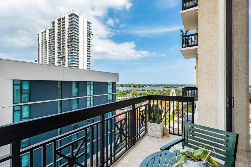 Fully upgraded 2 bed 2 bath plus a den! This stunning 5th-floor - photo 30