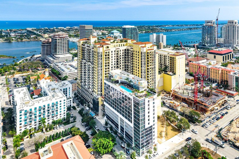 Fully upgraded 2 bed 2 bath plus a den! This stunning 5th-floor - photo 34