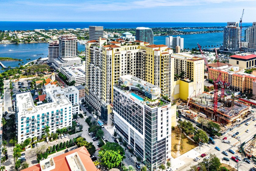 Fully upgraded 2 bed 2 bath plus a den! This stunning 5th-floor - photo 37