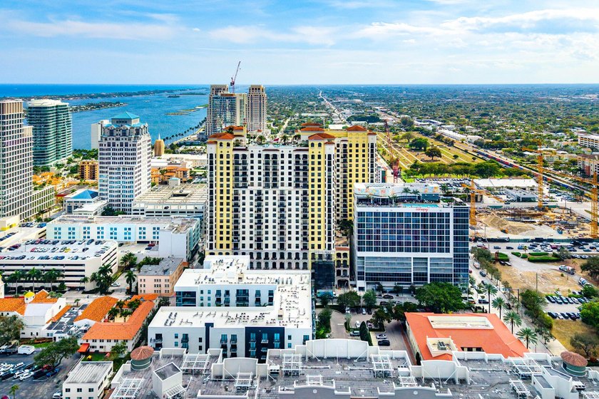 Fully upgraded 2 bed 2 bath plus a den! This stunning 5th-floor - photo 38