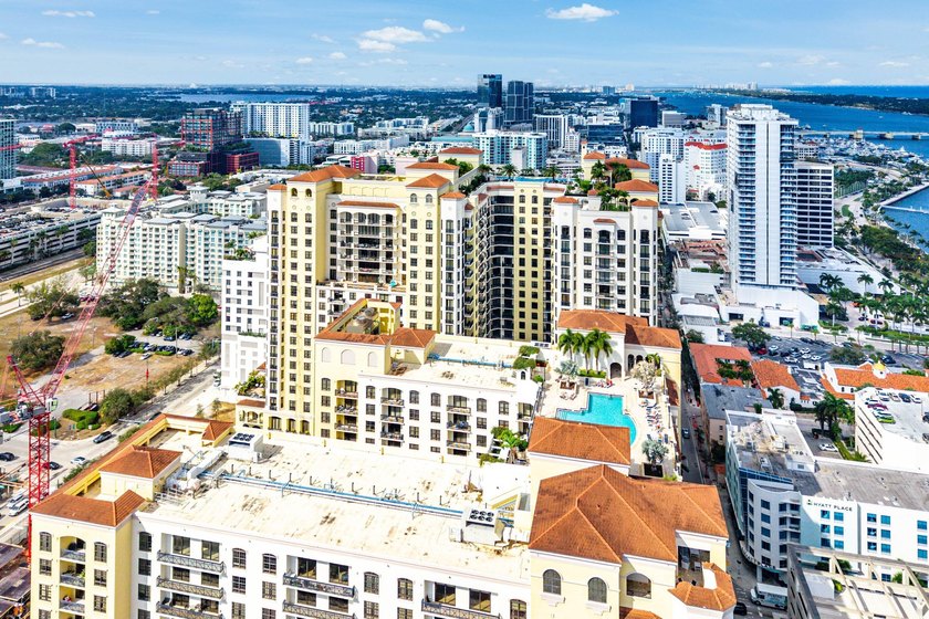 Fully upgraded 2 bed 2 bath plus a den! This stunning 5th-floor - photo 39