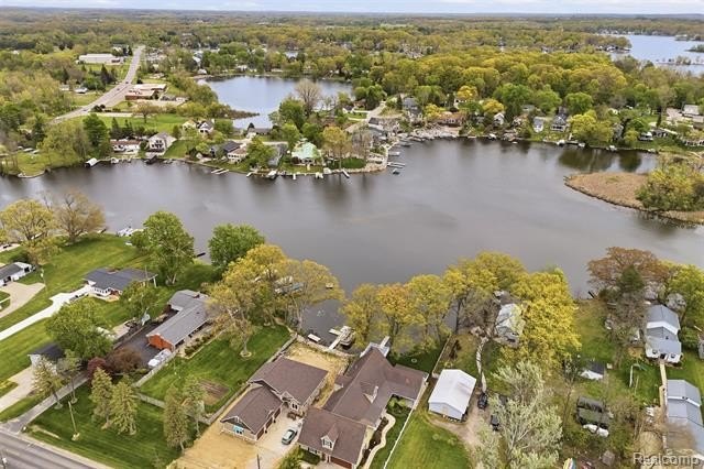 Luxury lakefront living! This one-of-a-kind waterfront home - photo 52