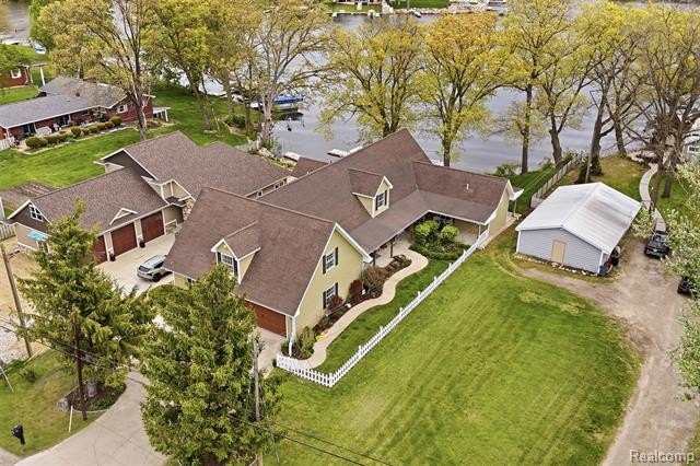 Luxury lakefront living! This one-of-a-kind waterfront home - photo 53