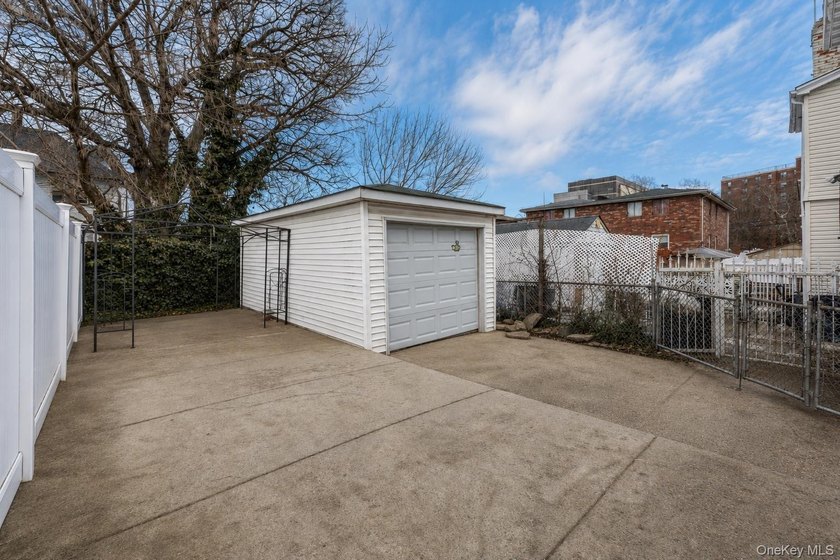 Fully detached single-family home in a prime location. Three - photo 15