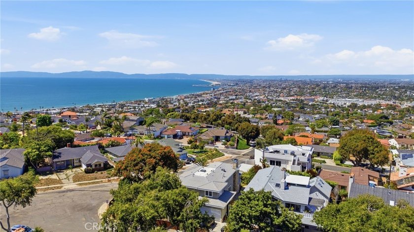 Live the South Bay Dream in Hollywood Riviera! Sitting proudly - photo 6