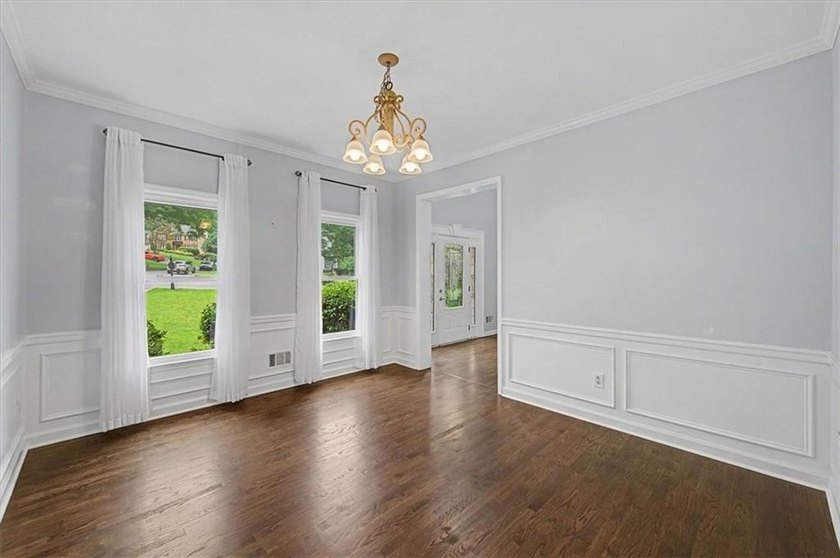 Impressive 5 bedroom , 3.5 bath Executive Home perfectly - photo 13