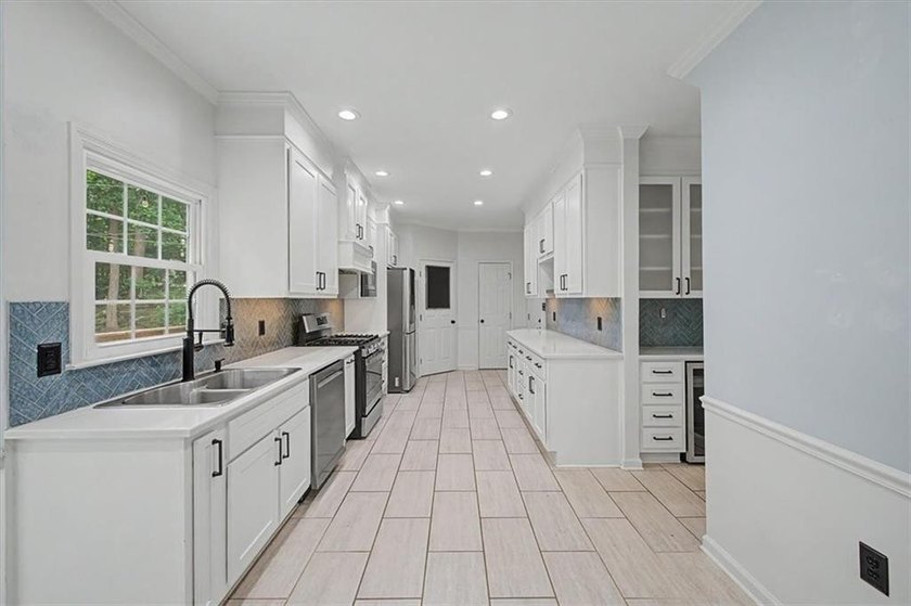 Impressive 5 bedroom , 3.5 bath Executive Home perfectly - photo 19