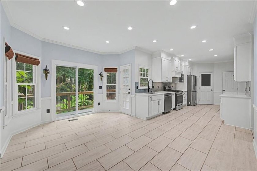 Impressive 5 bedroom , 3.5 bath Executive Home perfectly - photo 29