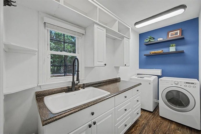 Impressive 5 bedroom , 3.5 bath Executive Home perfectly - photo 31