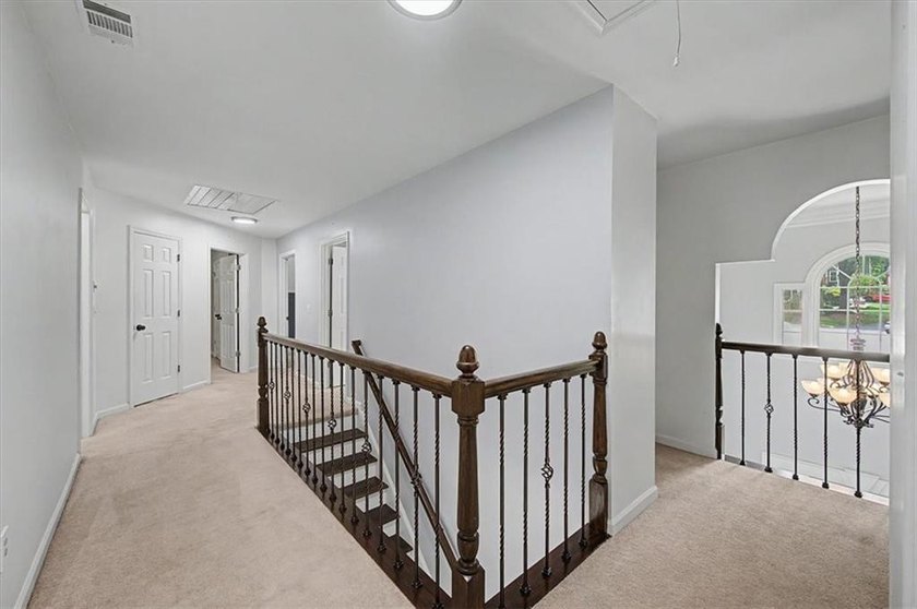 Impressive 5 bedroom , 3.5 bath Executive Home perfectly - photo 33