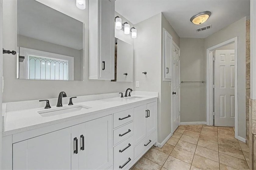 Impressive 5 bedroom , 3.5 bath Executive Home perfectly - photo 41