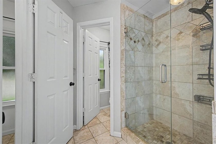 Impressive 5 bedroom , 3.5 bath Executive Home perfectly - photo 42
