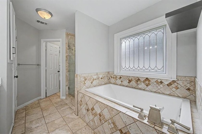 Impressive 5 bedroom , 3.5 bath Executive Home perfectly - photo 43