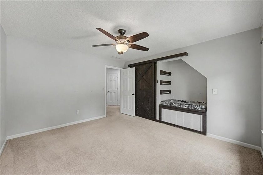Impressive 5 bedroom , 3.5 bath Executive Home perfectly - photo 45