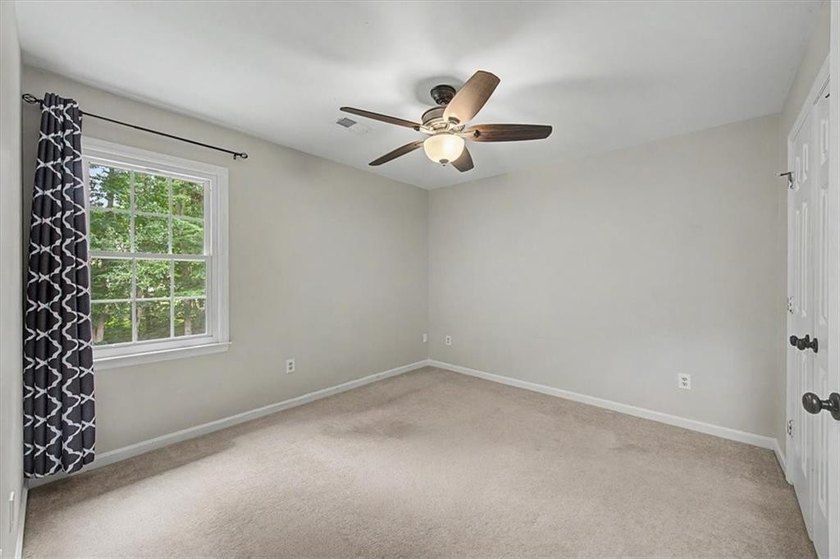 Impressive 5 bedroom , 3.5 bath Executive Home perfectly - photo 46