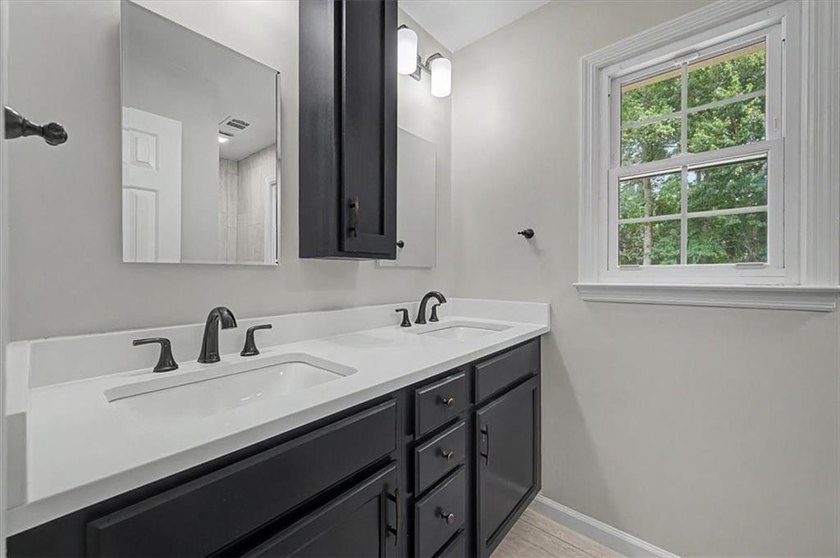 Impressive 5 bedroom , 3.5 bath Executive Home perfectly - photo 48