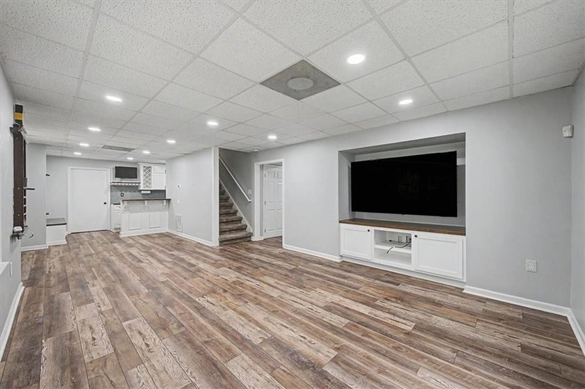 Impressive 5 bedroom , 3.5 bath Executive Home perfectly - photo 50