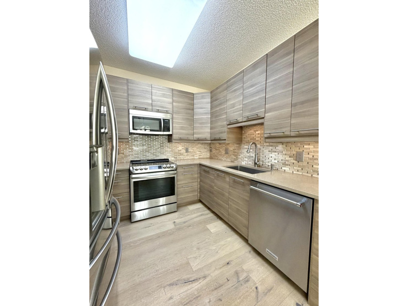 Welcome home to luxury and peace of mind in a highly - photo 12