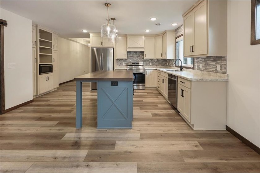 Gorgeous like-new patio home overlooking a peaceful pond and - photo 13