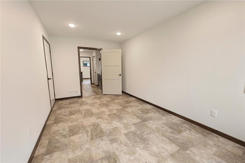 Gorgeous like-new patio home overlooking a peaceful pond and - photo 20