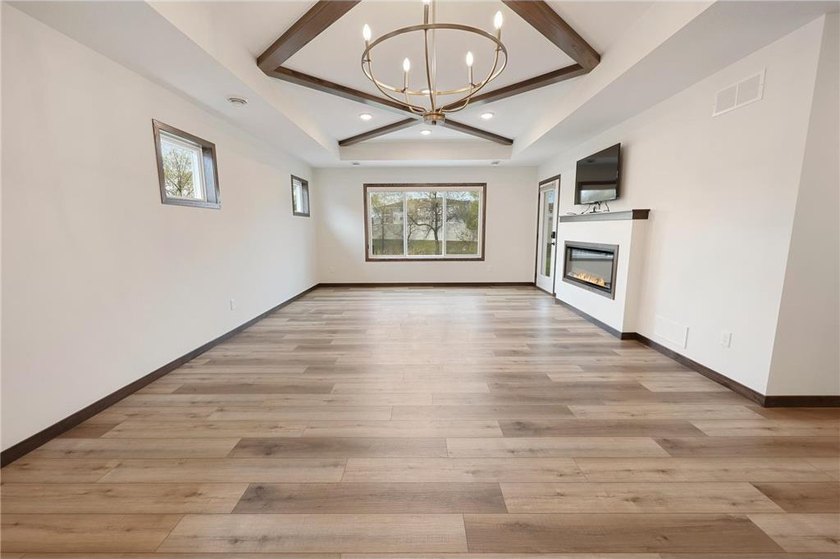 Gorgeous like-new patio home overlooking a peaceful pond and - photo 28