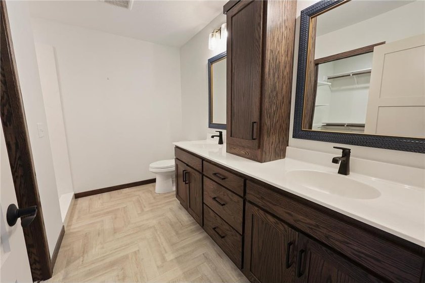Gorgeous like-new patio home overlooking a peaceful pond and - photo 33