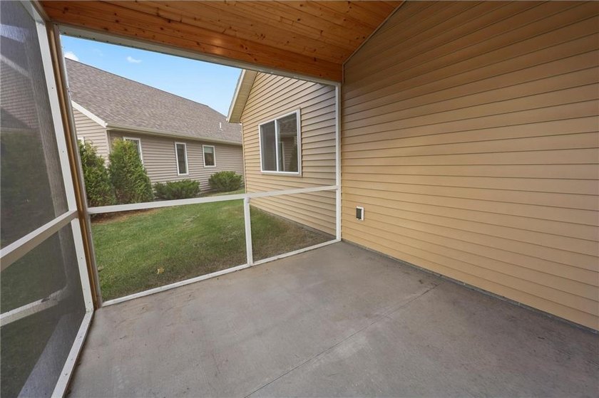 Gorgeous like-new patio home overlooking a peaceful pond and - photo 44