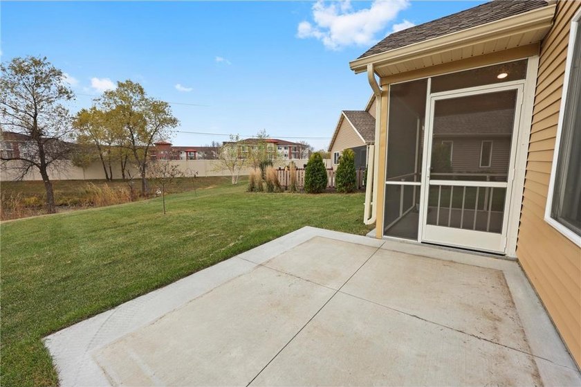 Gorgeous like-new patio home overlooking a peaceful pond and - photo 45
