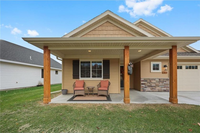 Gorgeous like-new patio home overlooking a peaceful pond and - photo 49