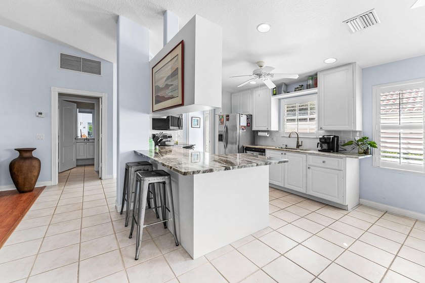 Immaculate two-bedroom, two-bath updated villa with a two-car - photo 7