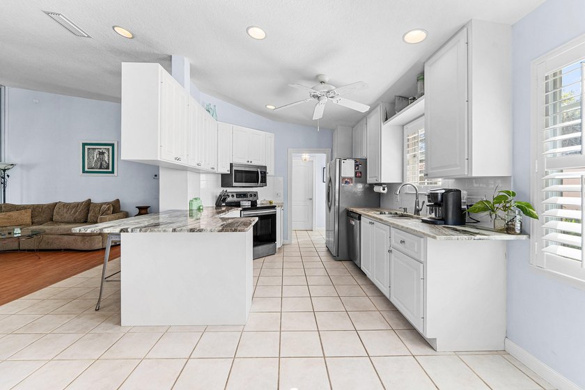 Immaculate two-bedroom, two-bath updated villa with a two-car - photo 8