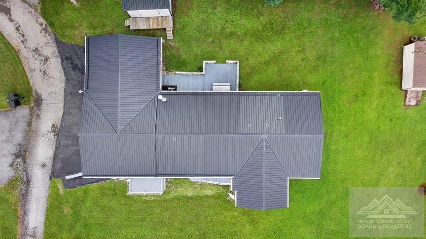 Immaculate Oakwood manufactured home on a permanent foundation - photo 6